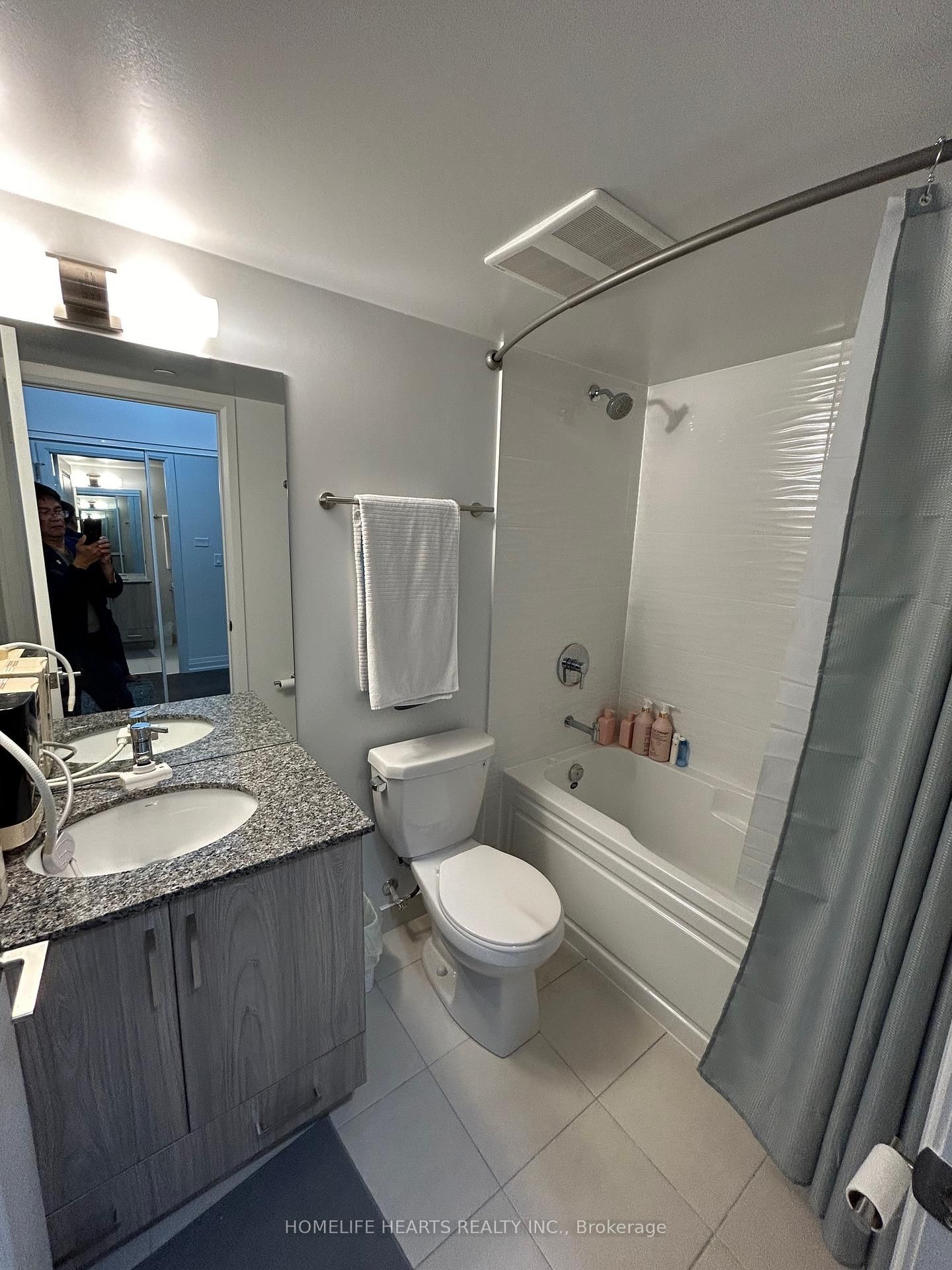 20 Meadowglen Place E, Unit 822 - Photo 16