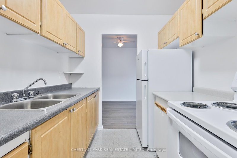 215 - 900 Glen St, Oshawa, L1J 5Z4 | Image 3