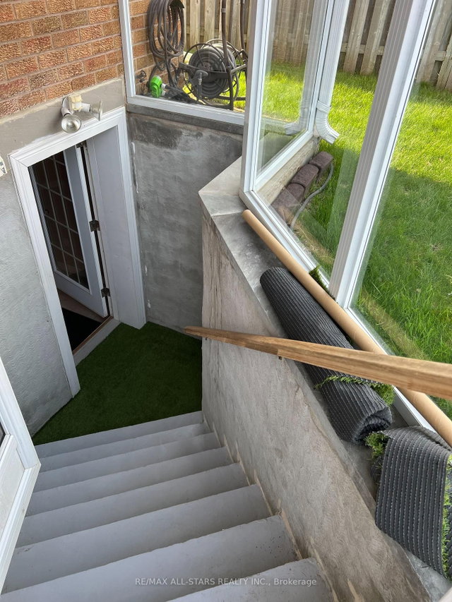 1915 Rosebank Road N