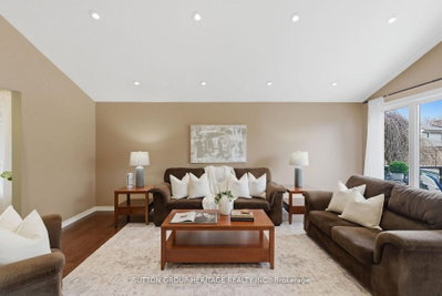 1886 Malden Crescent — more photos