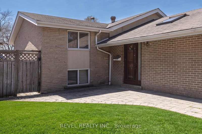 4 Oakley Blvd, Toronto, M1P 3P2 | Image 2