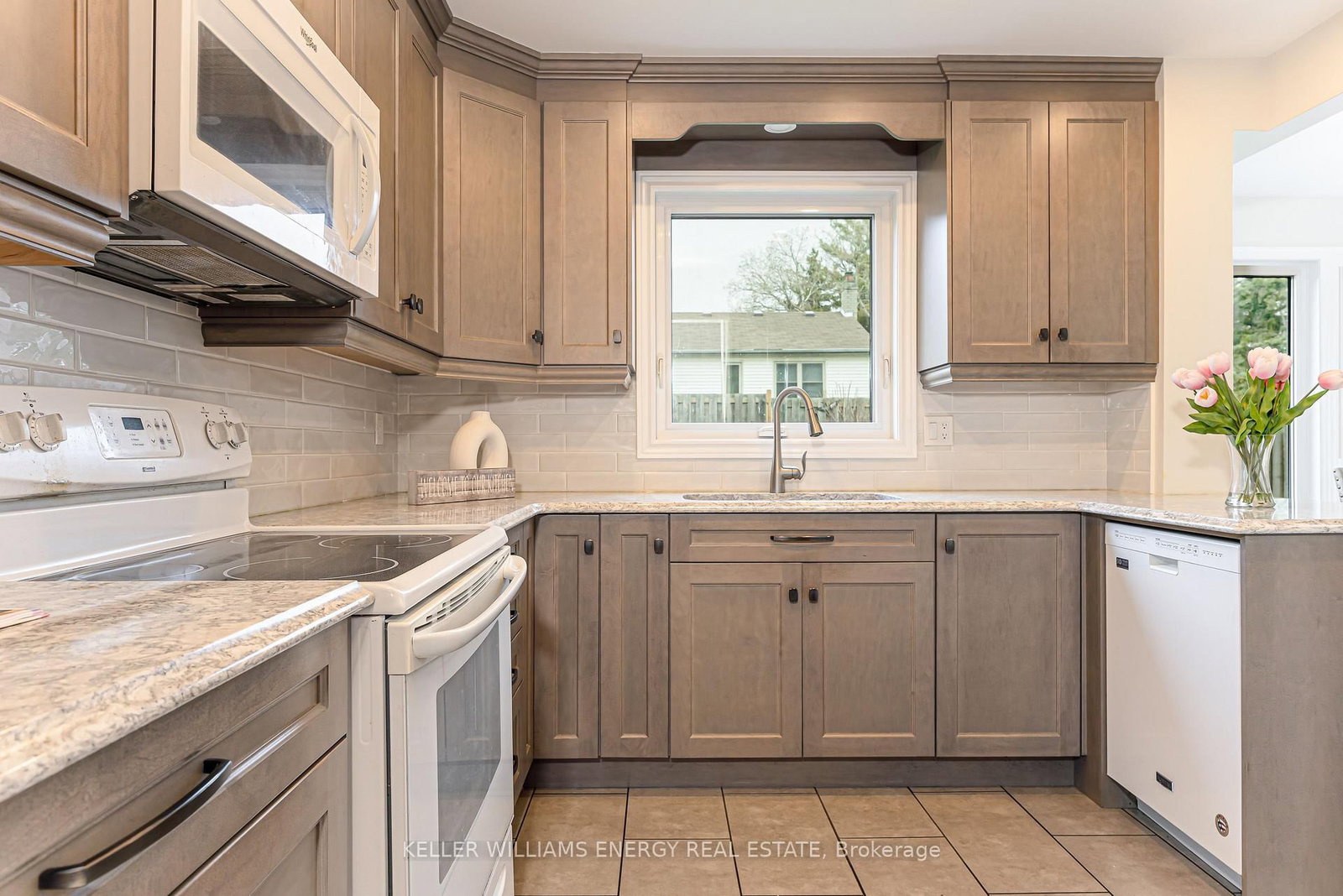 873 Lochness Crescent - Photo 10