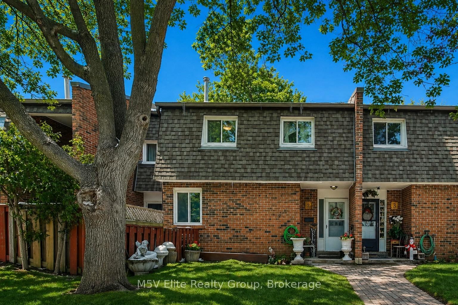 Townhouse for sale at 2-105 Dovedale Drive, Whitby, Ontario, L1N 1Z7 - Downtown Whitby - MLS: E13064416