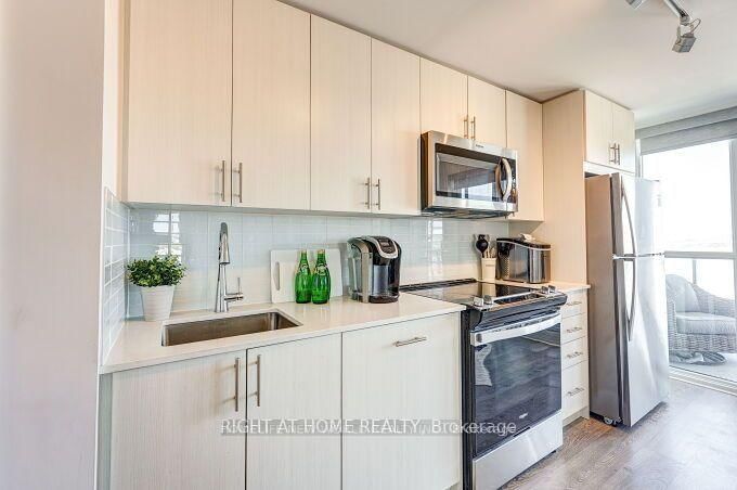 2550 Simcoe Street N, Unit 1807 - Photo 2