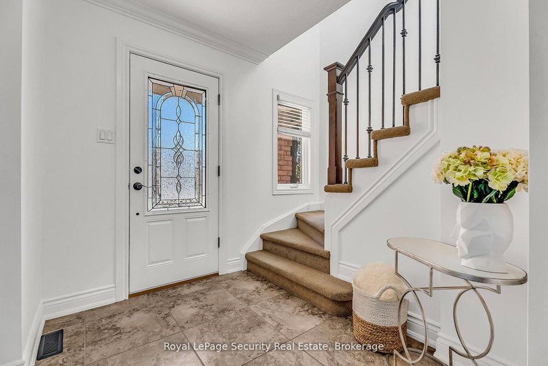1197 Beaver Valley Cres, Oshawa, L1J 8N1 | Image 3