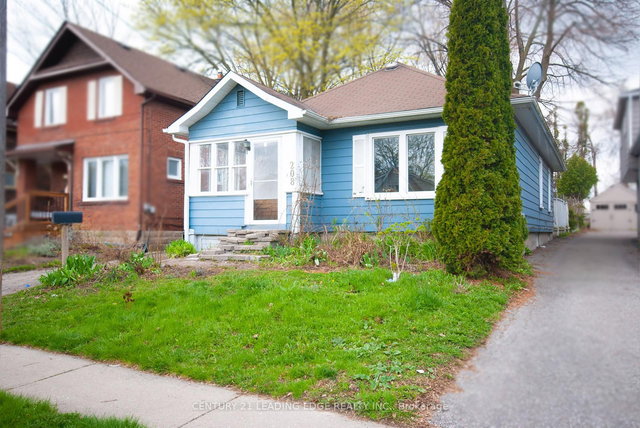 208 Oshawa Boulevard N