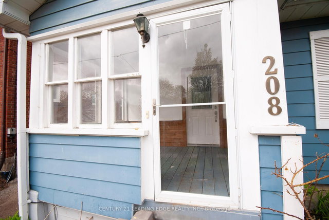 208 Oshawa Boulevard N