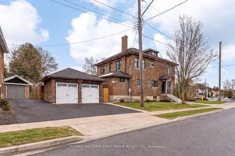 512 Simcoe Street N