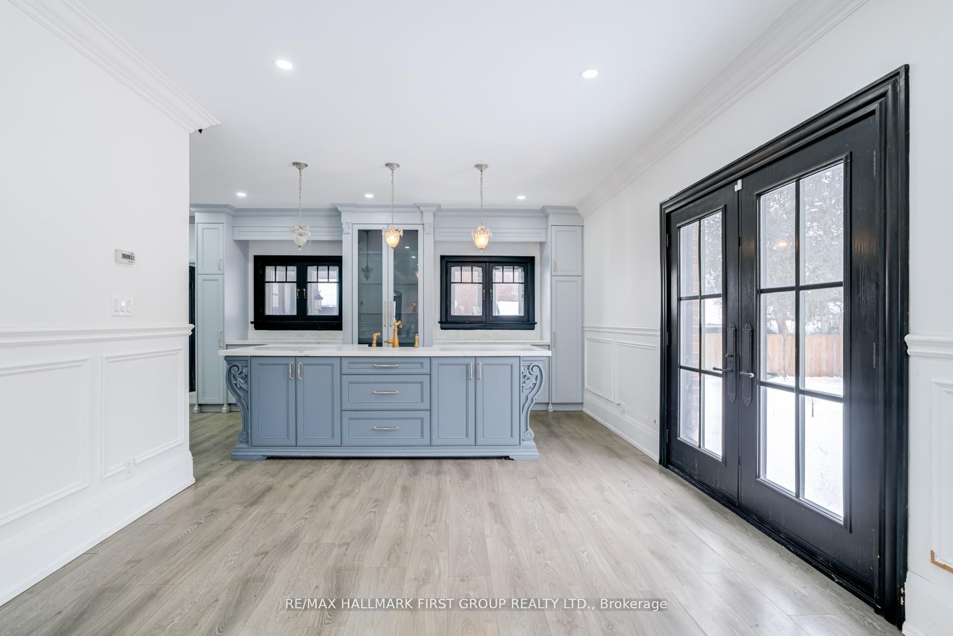 512 Simcoe Street N