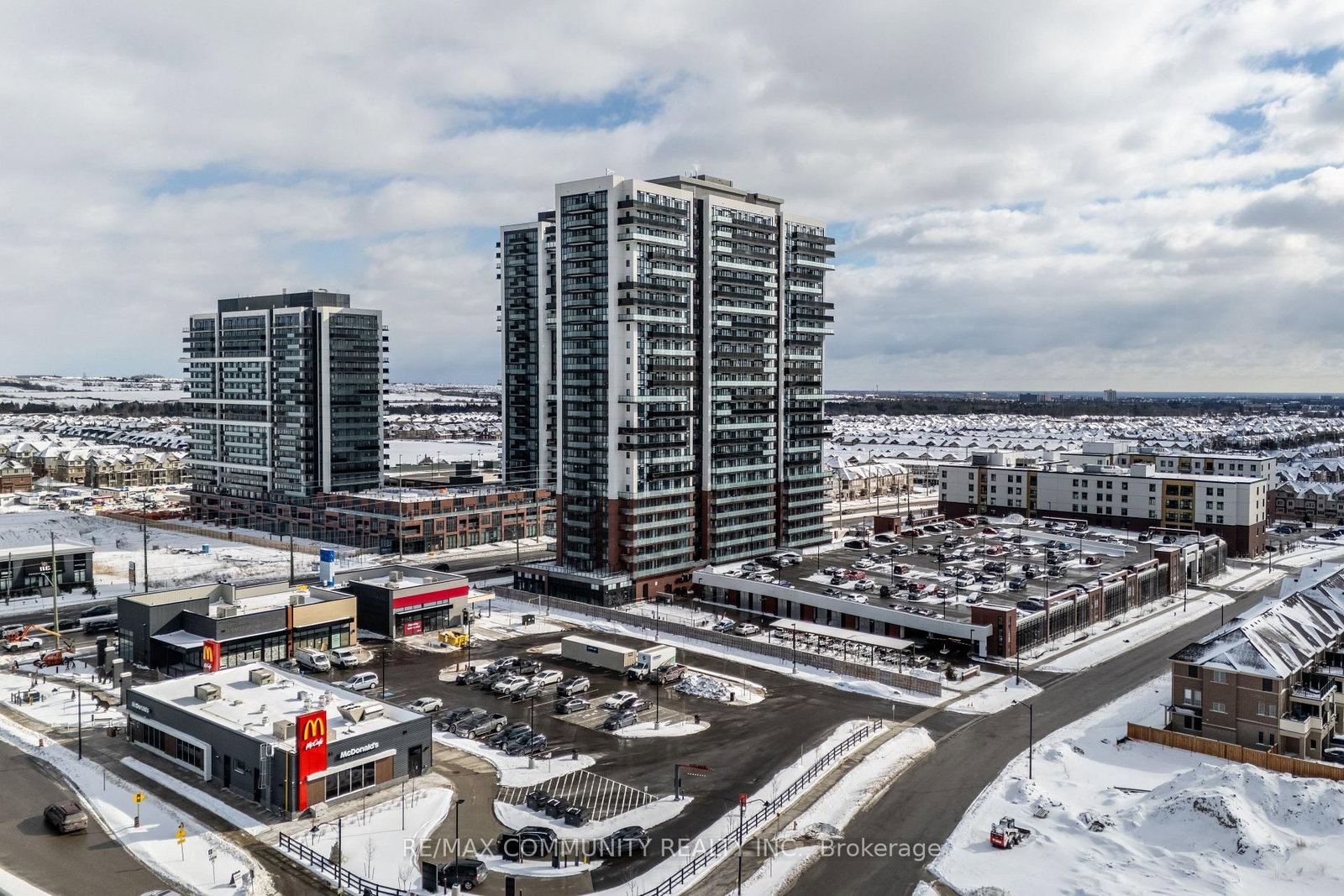 2550 Simcoe Street N, Unit 817