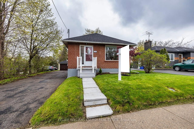 739 King Street W