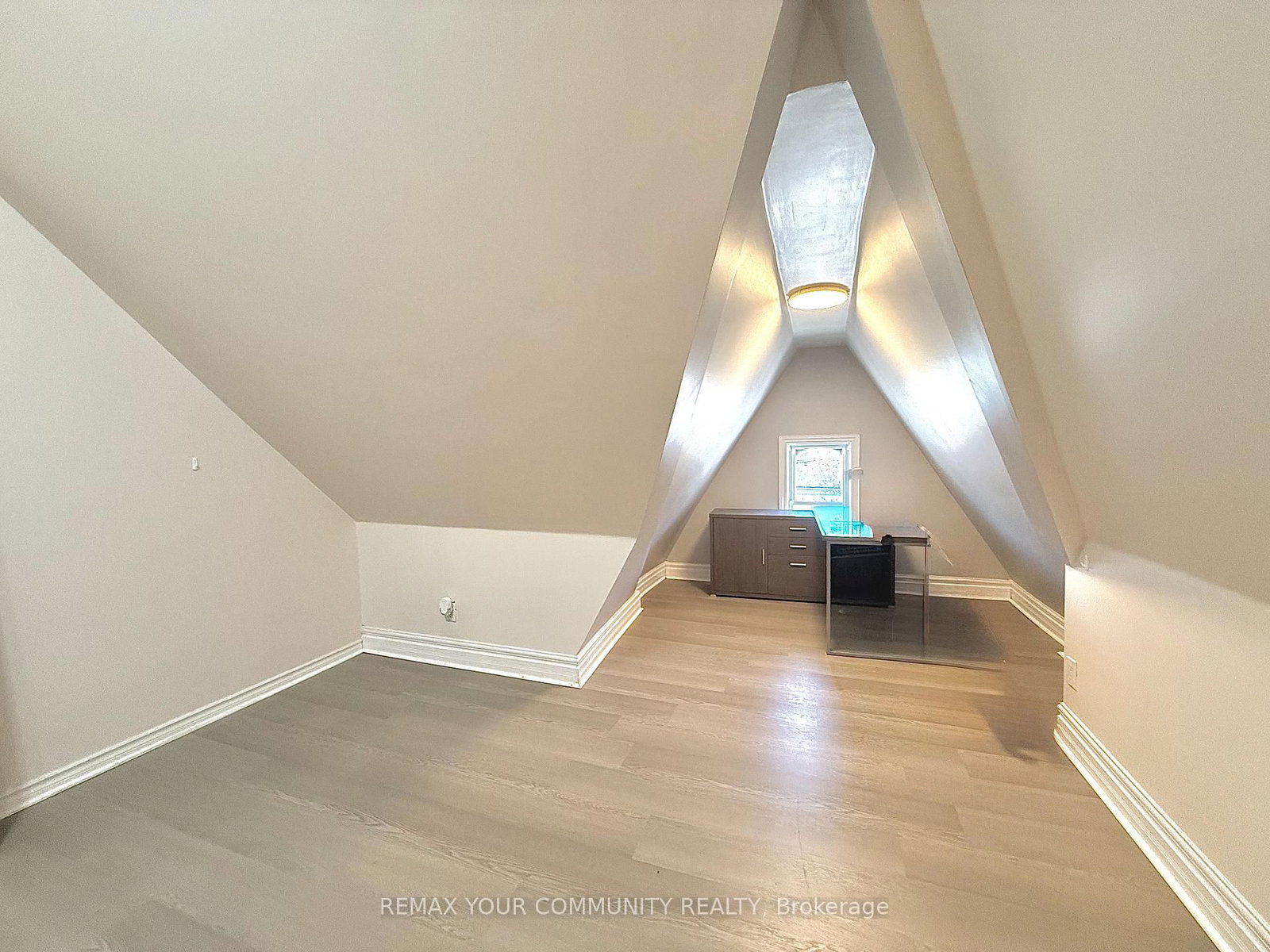 575 Kingston Road W - Photo 23