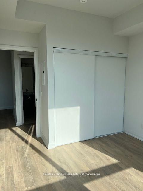 410 - 10 Meadowglen Place