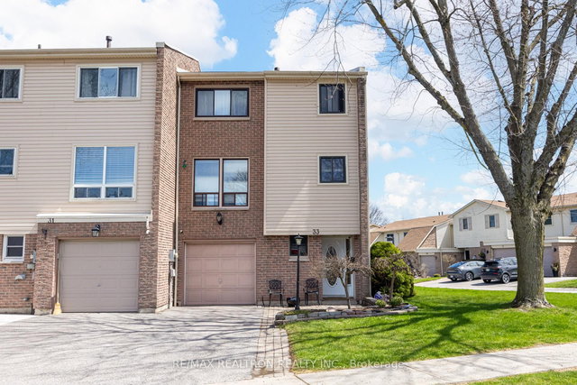 33 Clover Ridge Drive W
