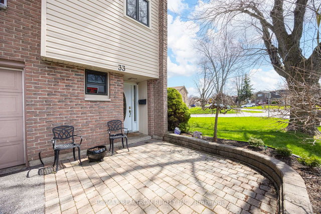 33 Clover Ridge Drive W