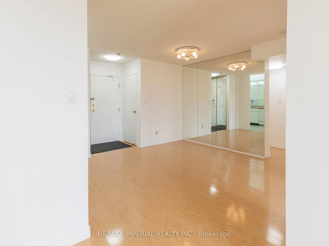 2136 - 25 Bamburgh Circle