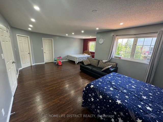 1100 Ashgrove Crescent