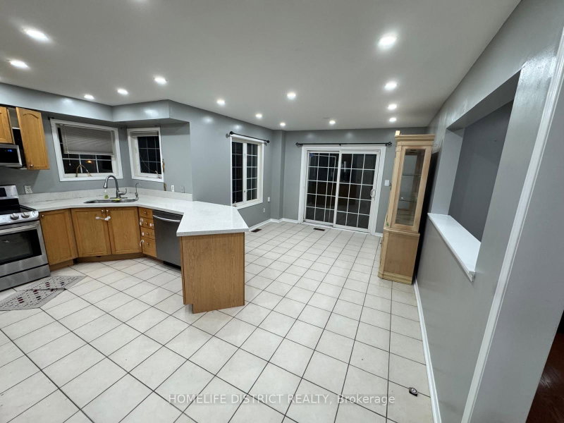 1100 Ashgrove Crescent