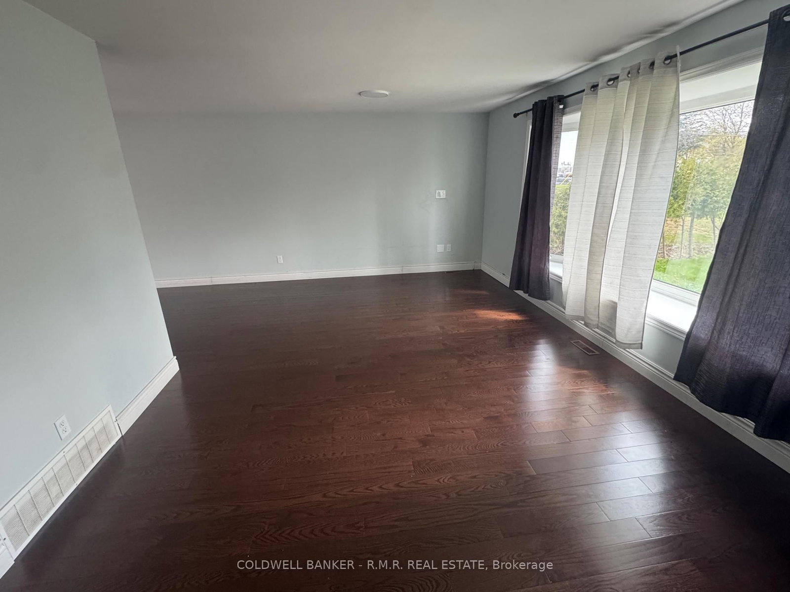 1549 Simcoe Street N - Photo 4