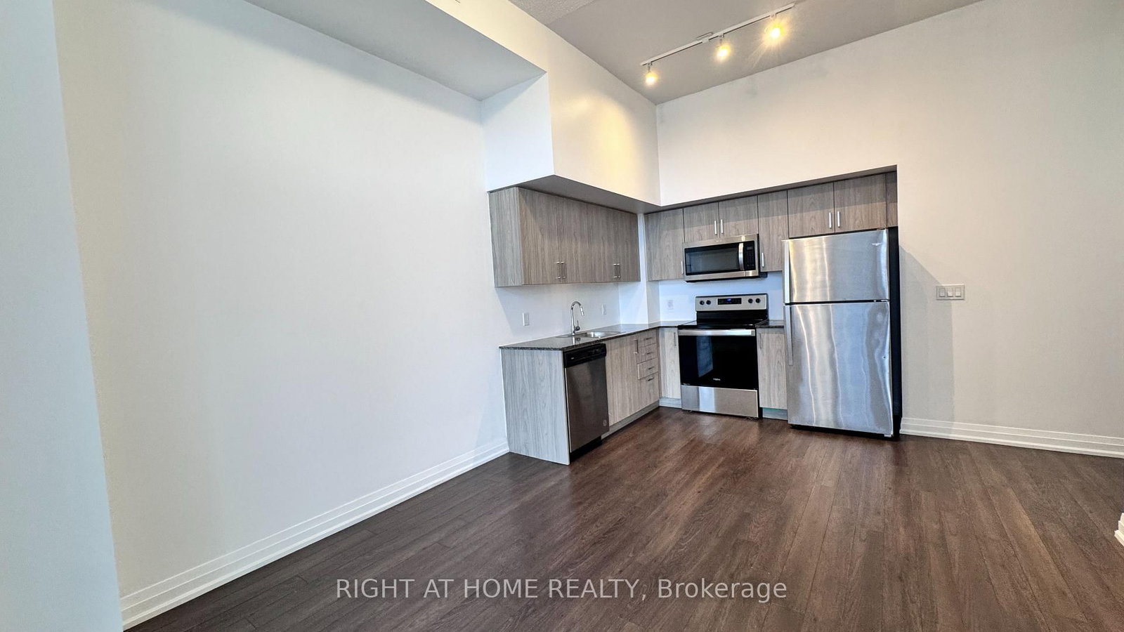 20 Meadowglen Place, Unit 824 - Photo 13