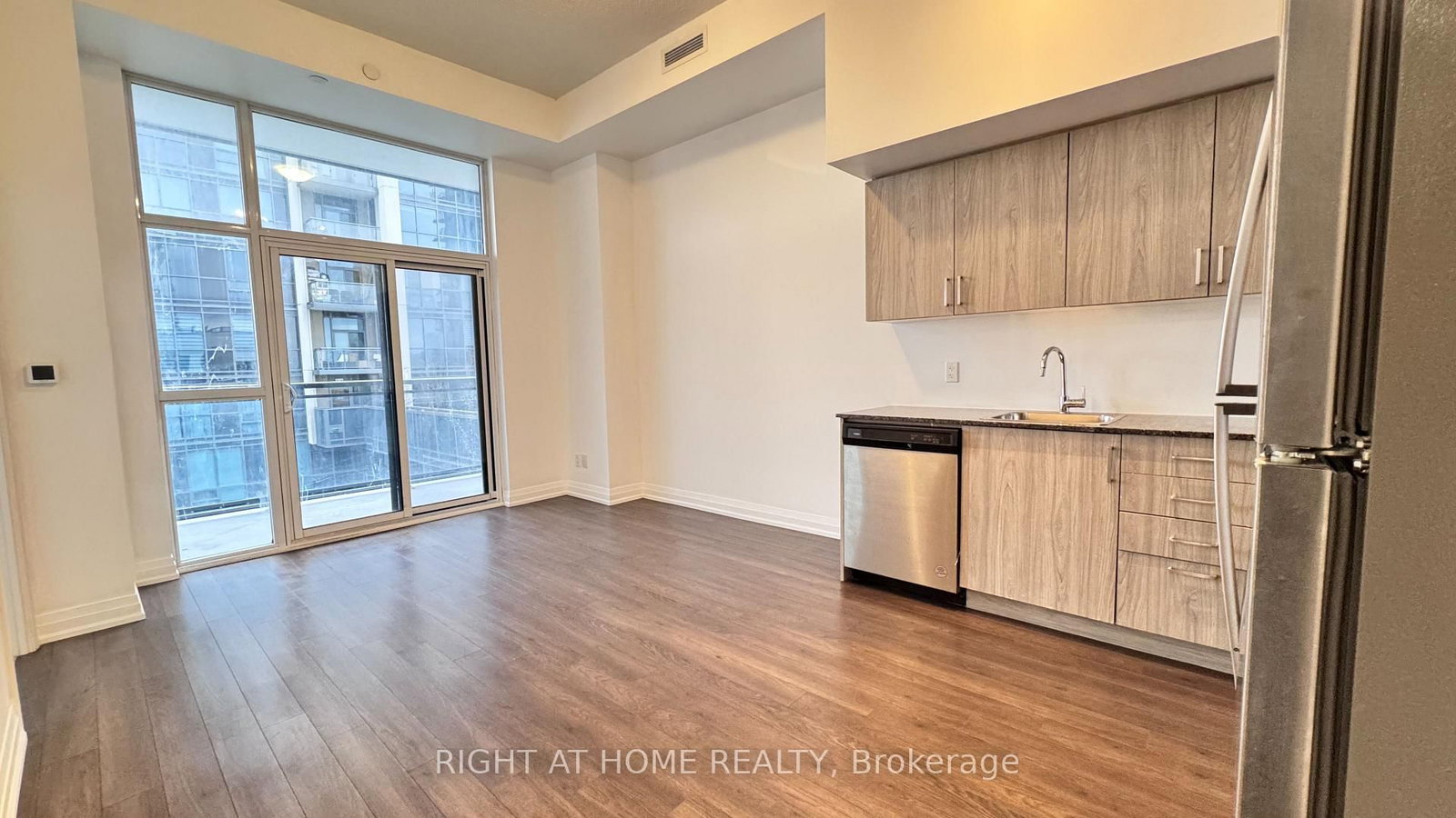20 Meadowglen Place, Unit 824 - Photo 14