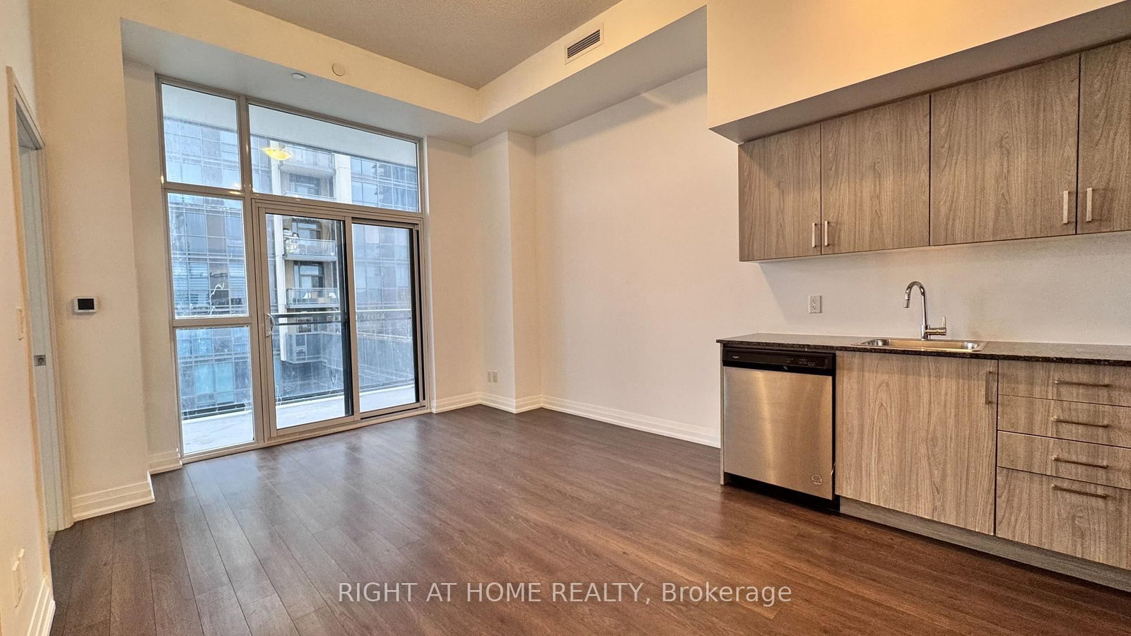20 Meadowglen Place, Unit 824 - Photo 15