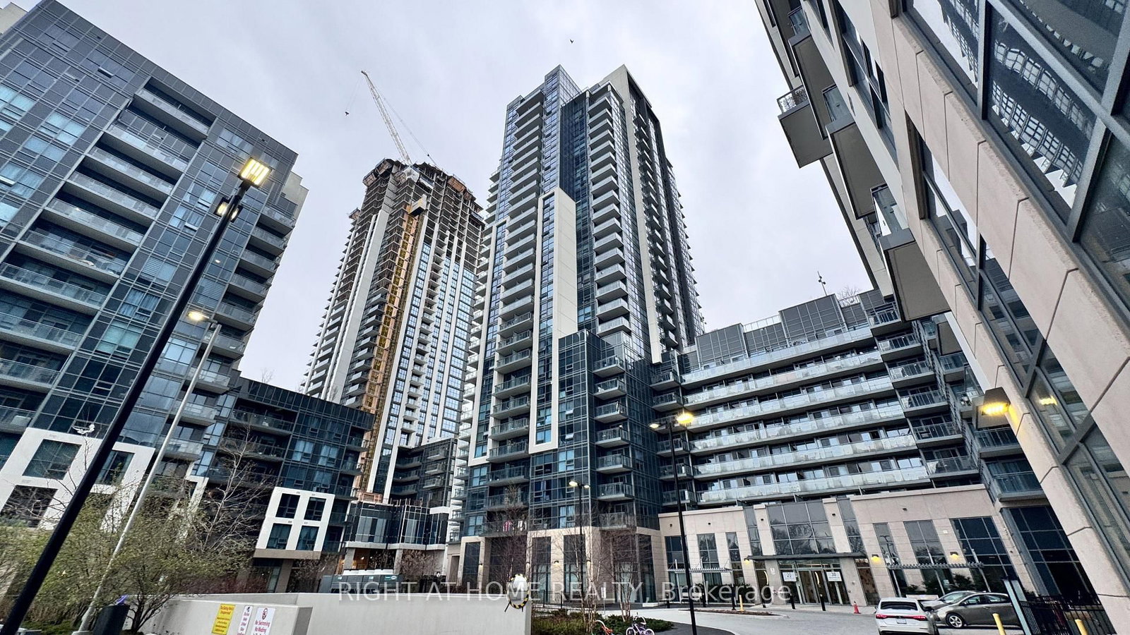 20 Meadowglen Place, Unit 824 - Photo 2