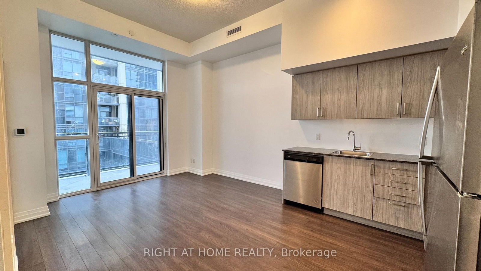 20 Meadowglen Place, Unit 824 - Photo 5