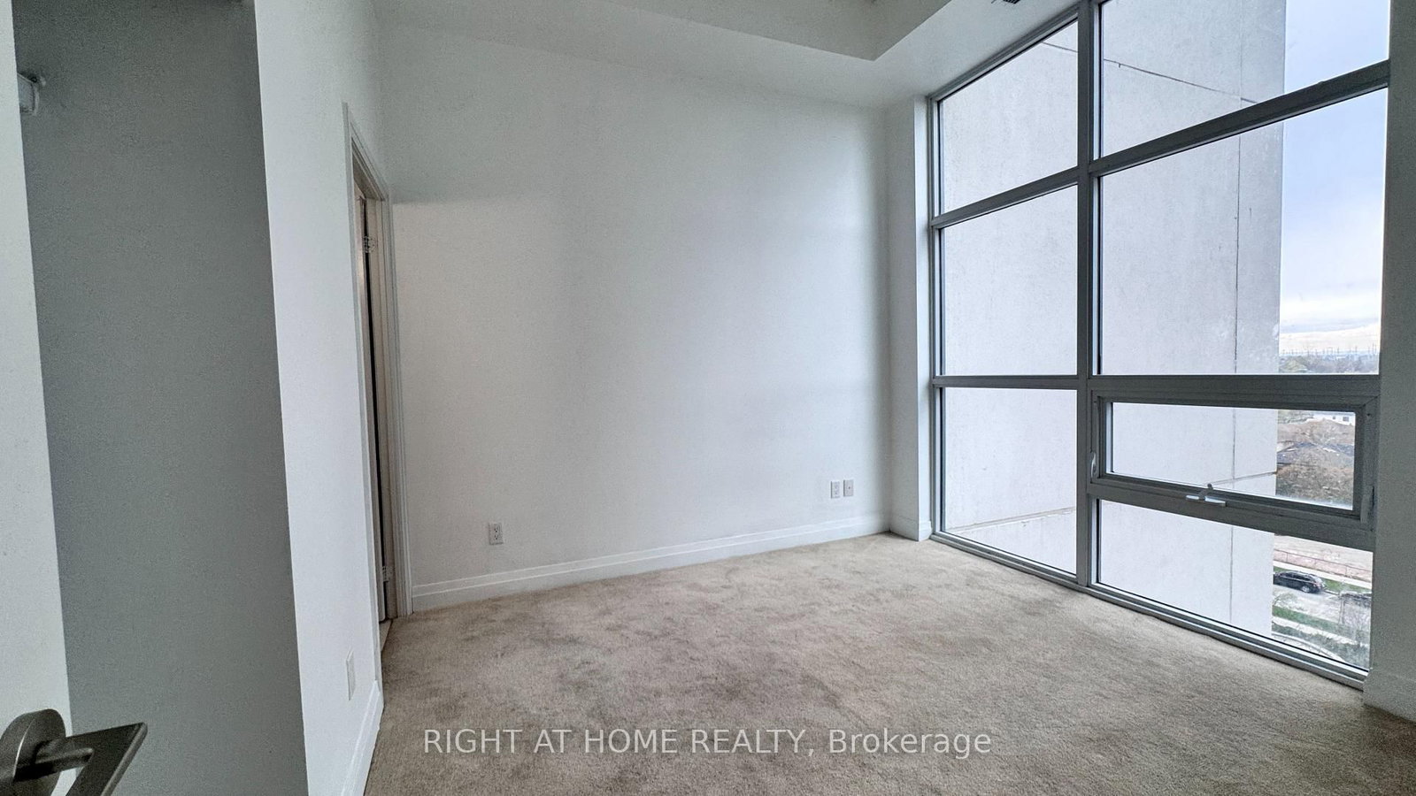 20 Meadowglen Place, Unit 824 - Photo 9