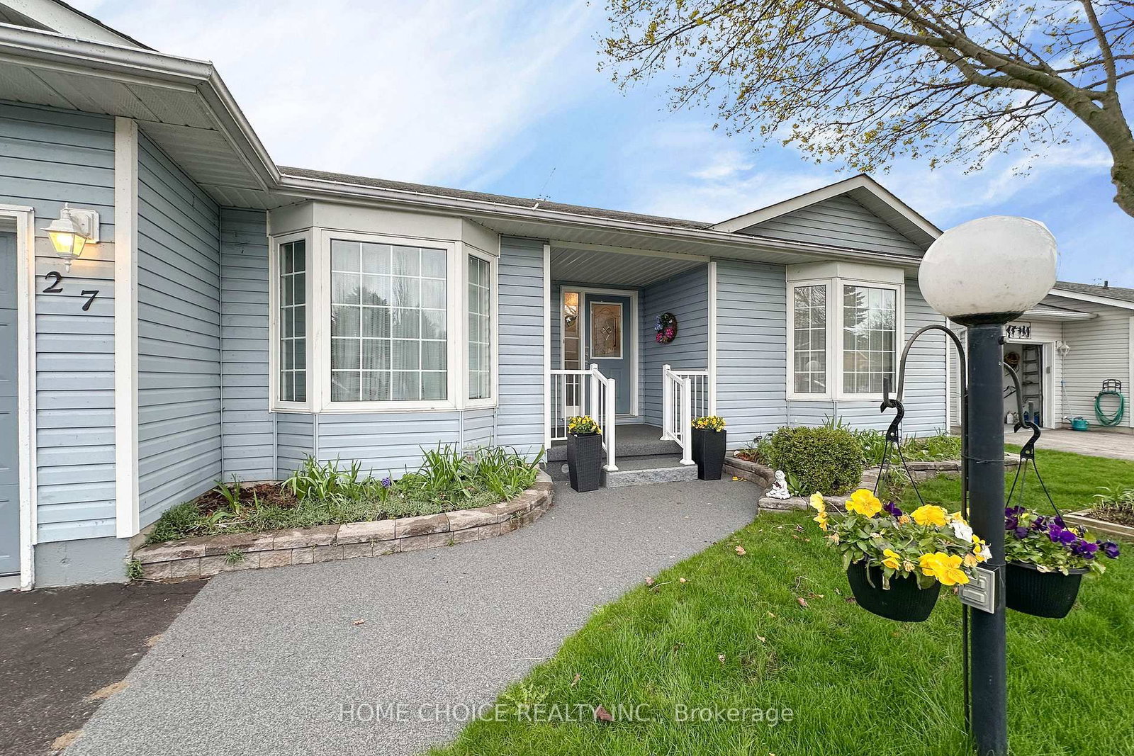 27 Niagara Trail • Clarington, ON photo 2