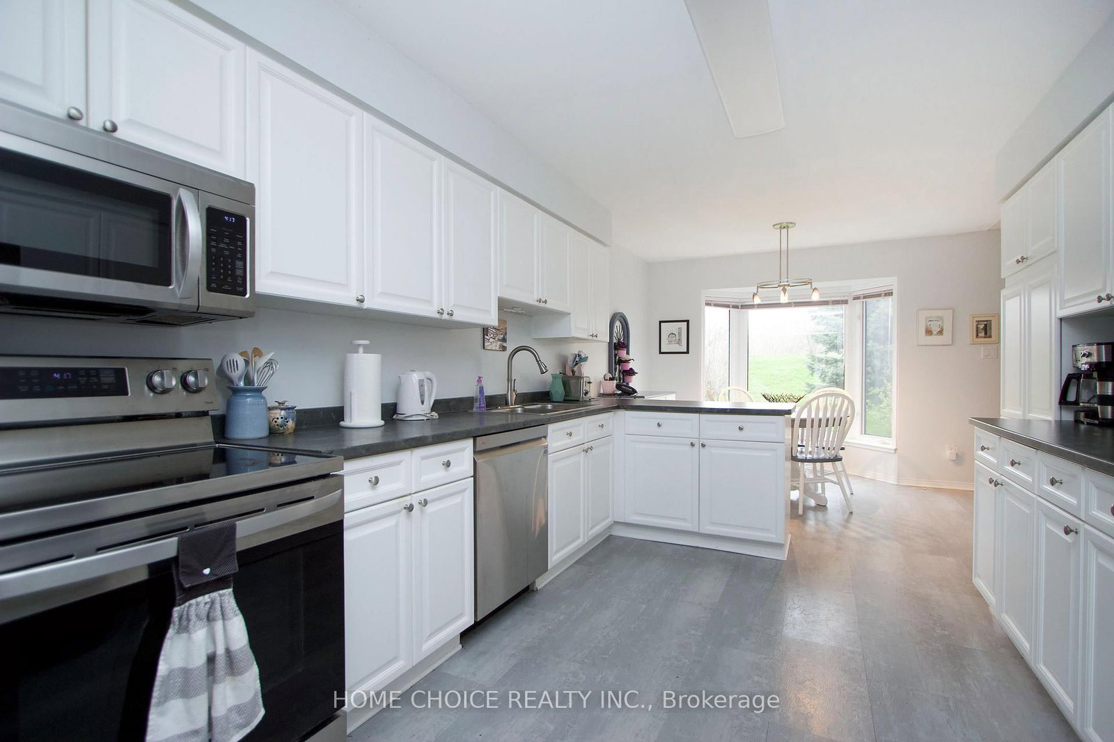 27 Niagara Trail • Clarington, ON photo 7