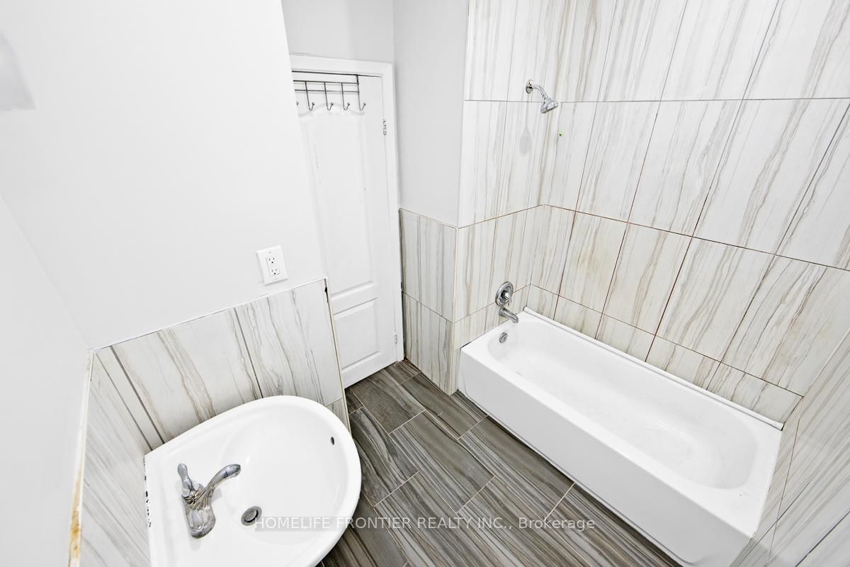 2953 Lawrence Avenue E, Unit upper - Photo 19