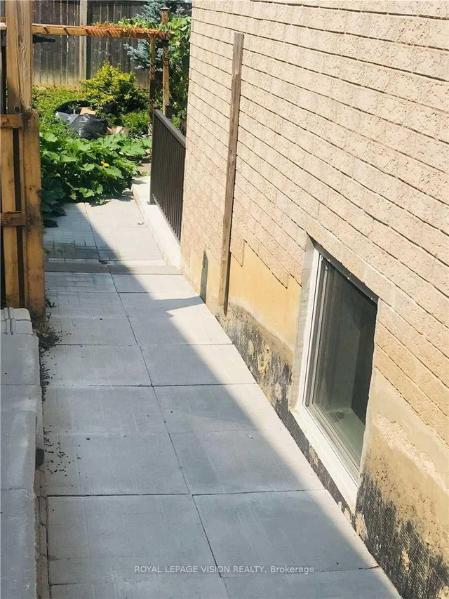 Bsmt - 25 Gabrielle Crescent
