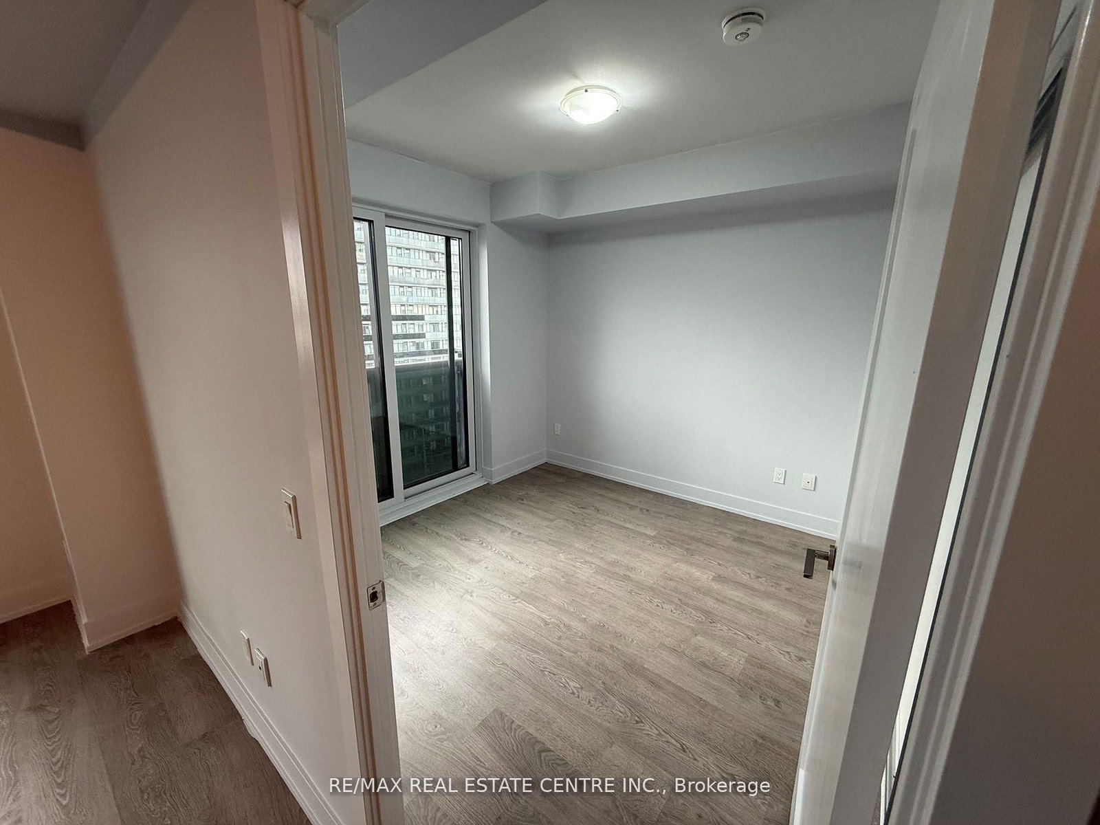 2250 Simcoe Street, Unit 1213 - Photo 7