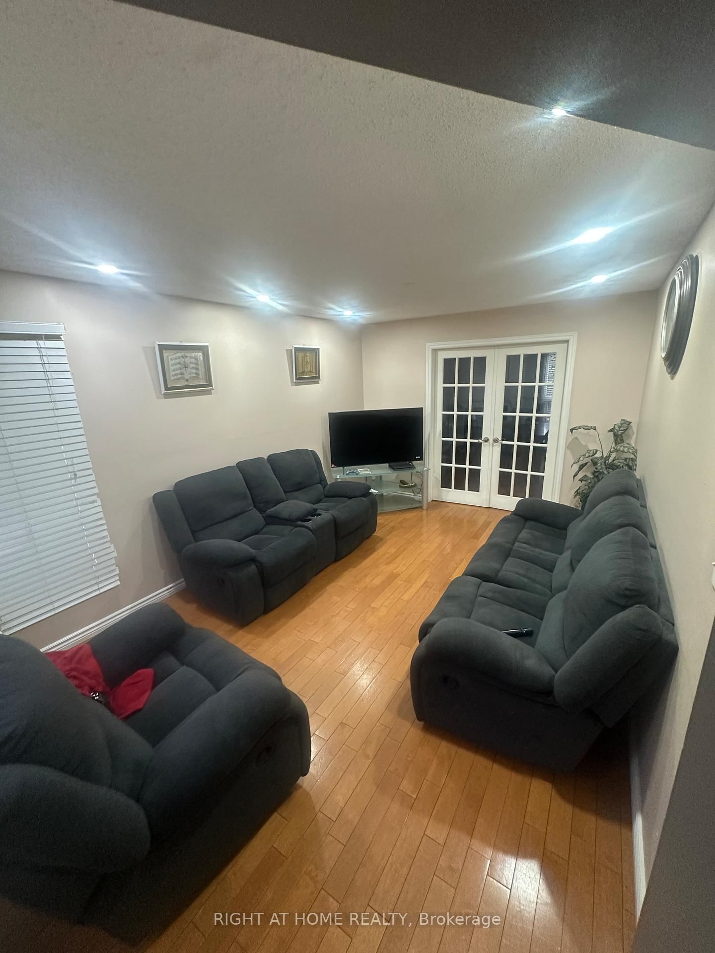 37 Willcocks Crescent N - Photo 2