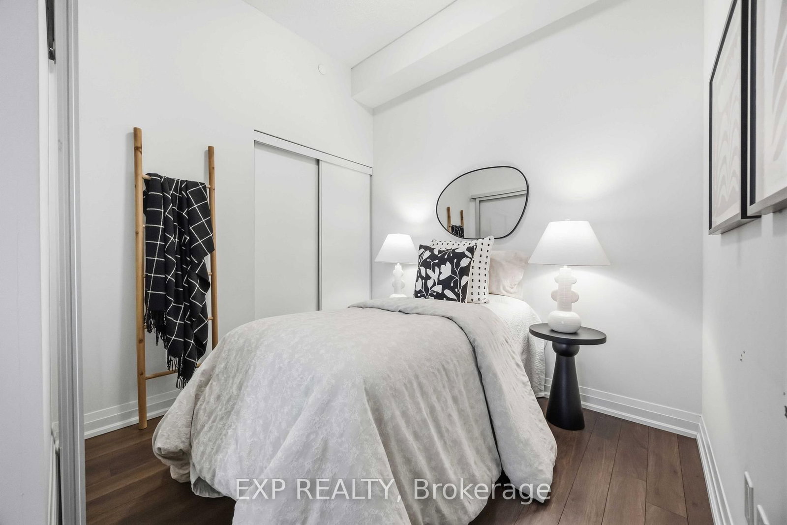 20 Meadowglen Place, Unit 2710 - Photo 8