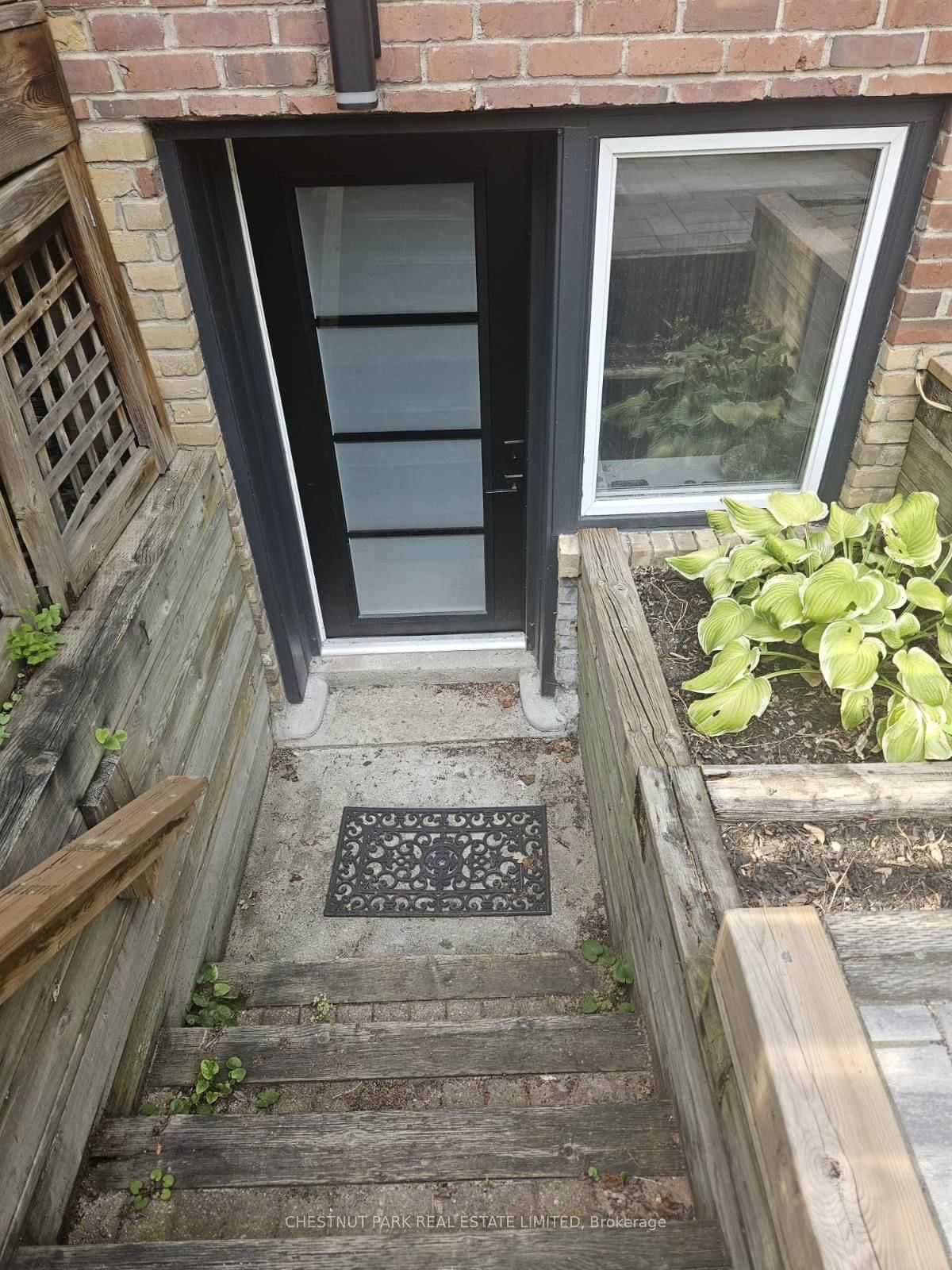 Lower-10 Wroxeter Avenue, Toronto, ON, photo 2