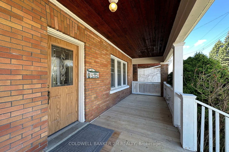 49 Brock St E photo 4