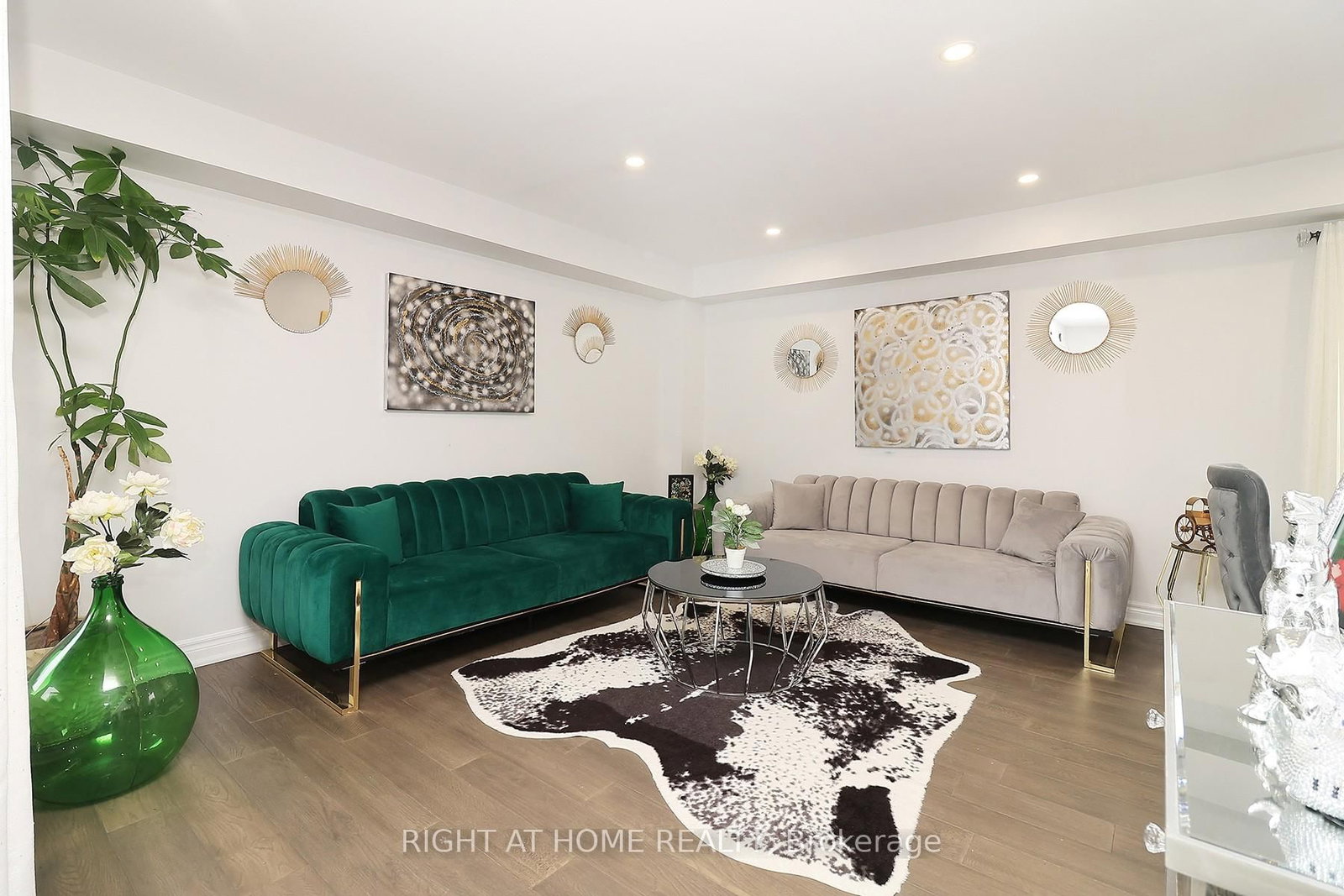 27 Foundry Lane • Whitby, ON photo 3