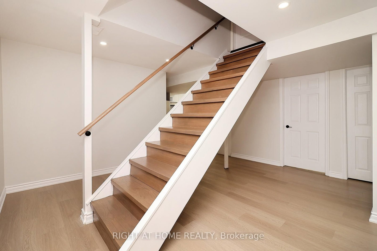 27 Foundry Lane • Whitby, ON photo 30