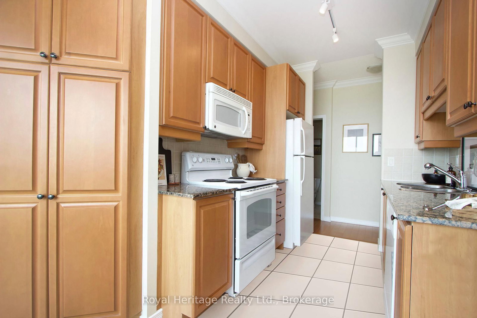 340 Watson St Street W, Unit 1209 - Photo 11