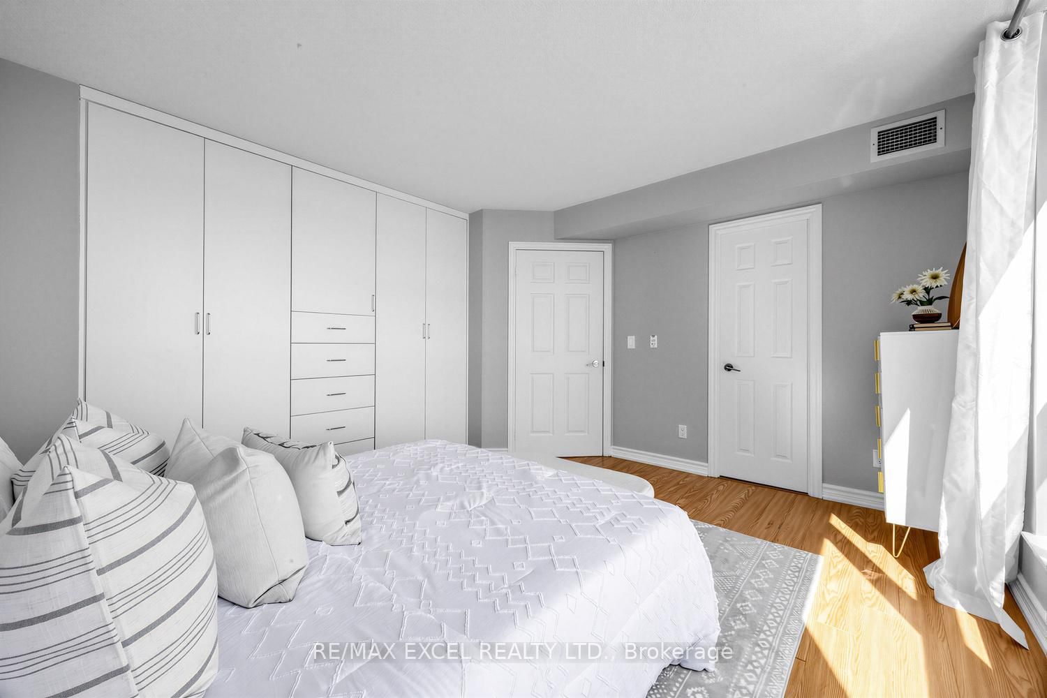340 Watson Street W • #916 • Whitby, ON photo 6