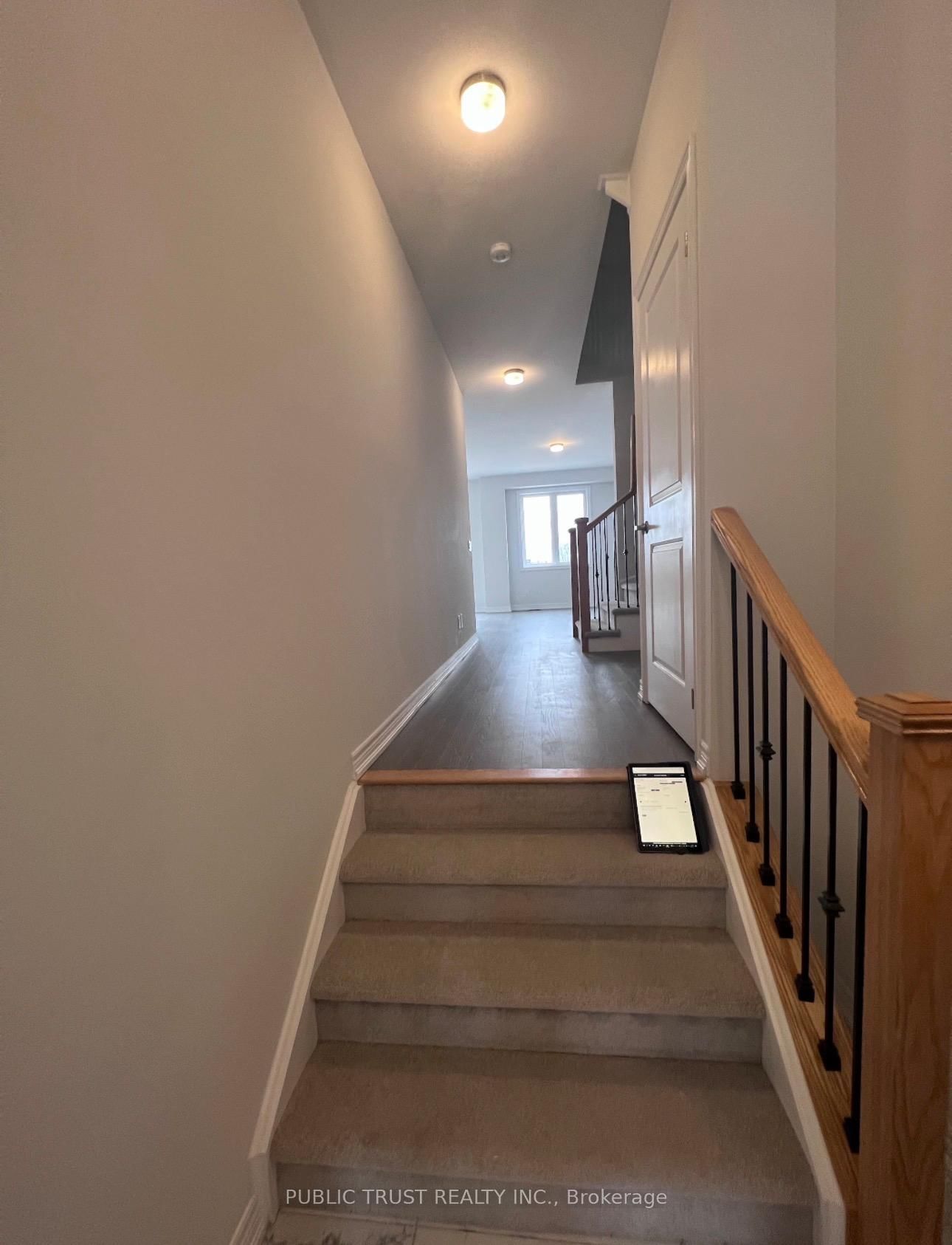 1086 Lockie Dr, - Photo 2