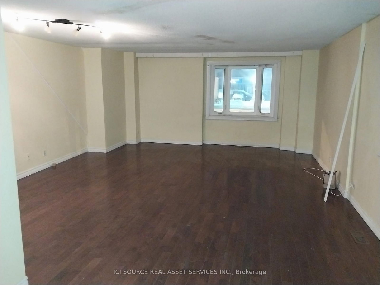 Main Fl-2609 Kingston Road, Toronto, ON, photo 2