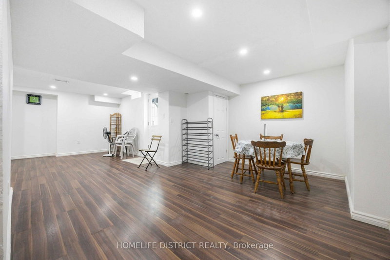579 Sheppard Avenue