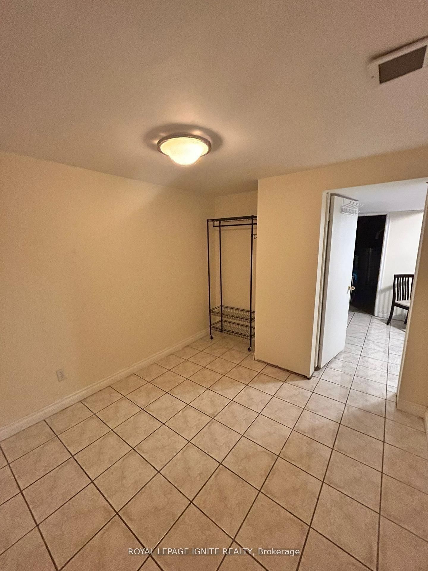 Lower-200 Phyllis Avenue, Toronto, ON, photo 3