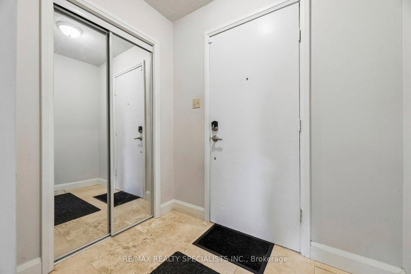 580 Eyer Dr photo 4