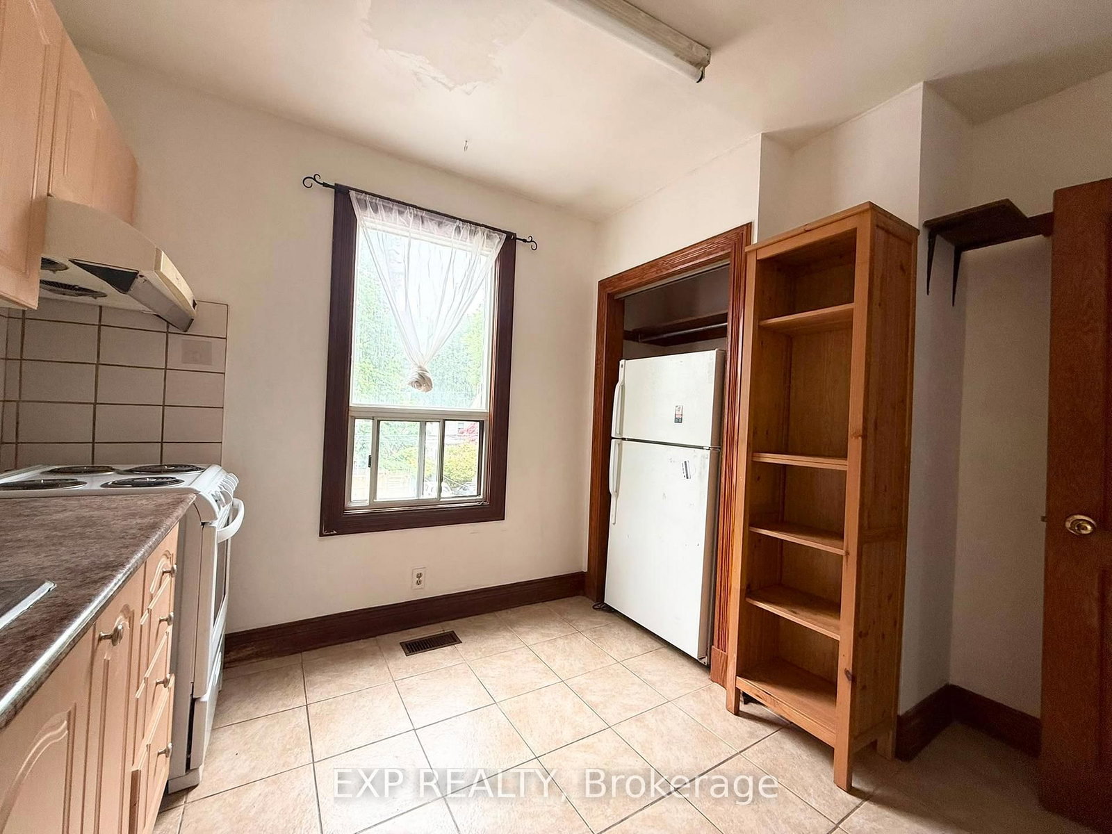 2nd FL-759 Gerrard Street, Toronto, ON, photo 2