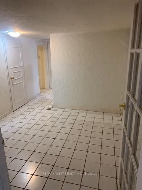 Lower-730 Logan Avenue, Toronto, ON, photo 3