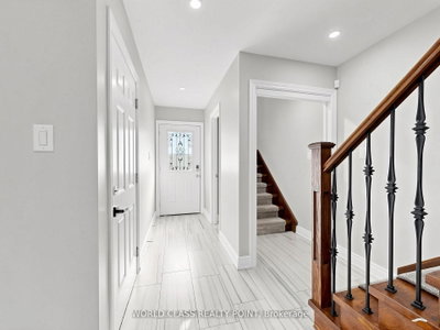1638 Norwill Crescent — photo 3